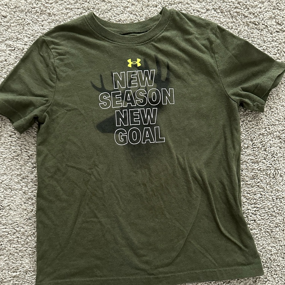 Under Armour Boys “New Season New Goals” Shirt YSM- Hunter Green